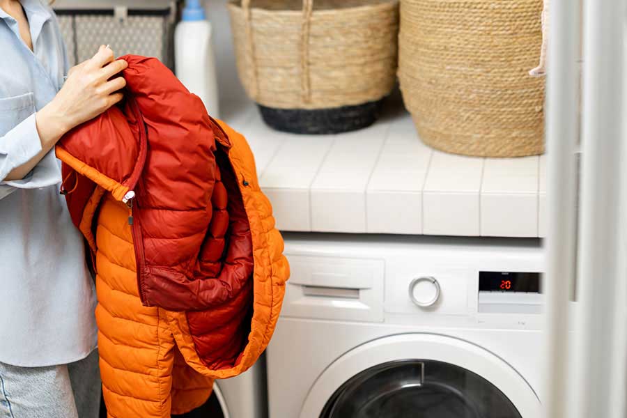 ダウンジャケットを洗濯機で洗った結果、悲劇が……(写真はイメージ)【写真:PIXTA】