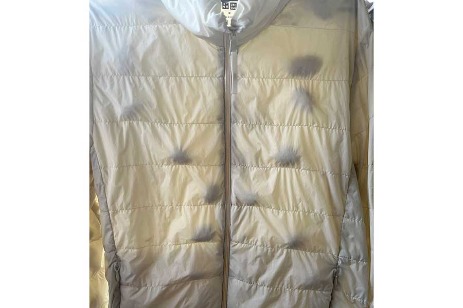 洗濯後のダウンジャケット。中綿が偏ってしまった様子【写真提供:レイラ(@Ht8Sul)さん】