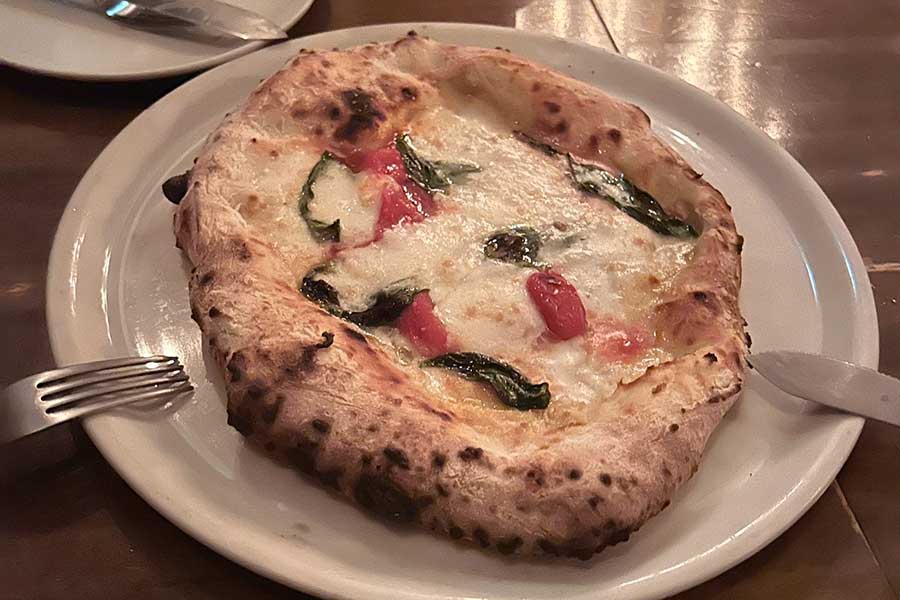 イタリア人の友人が好んでいたシンプルなスタイルのピザ【写真：筆者友人提供】