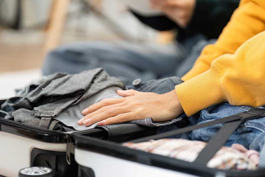 旅行時にも役立つ、ズボンで枕を作る方法（写真はイメージ）【写真：PIXTA】