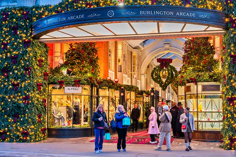 11月を超えると、クリスマス一色になるイギリス・ロンドン【写真：Aflo】