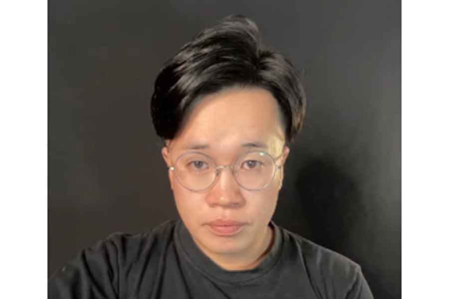 メガネ姿で平凡な雰囲気のメイク前（スクリーンショット）