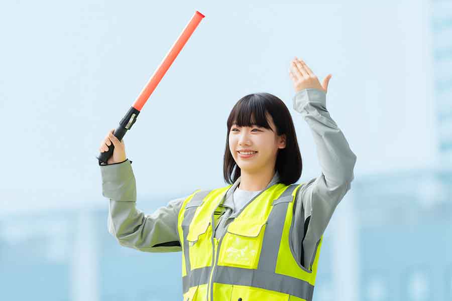 道路工事で誘導をしてくれる（写真はイメージ）【写真：写真AC】