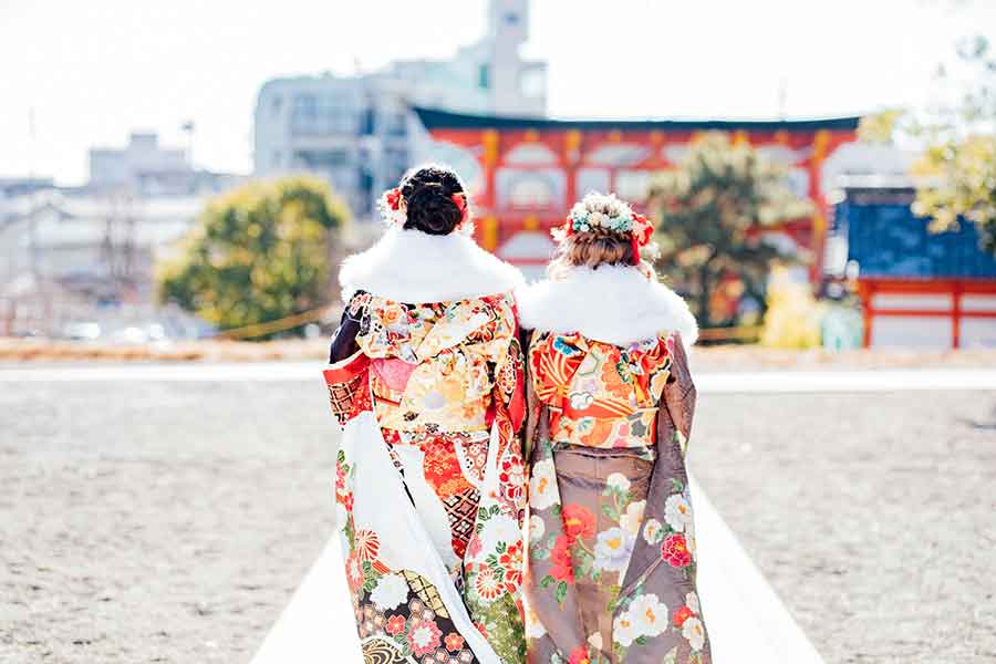 振り向いて撮影するなら、ショールをつけたままはNG（写真はイメージ）【写真：PIXTA】