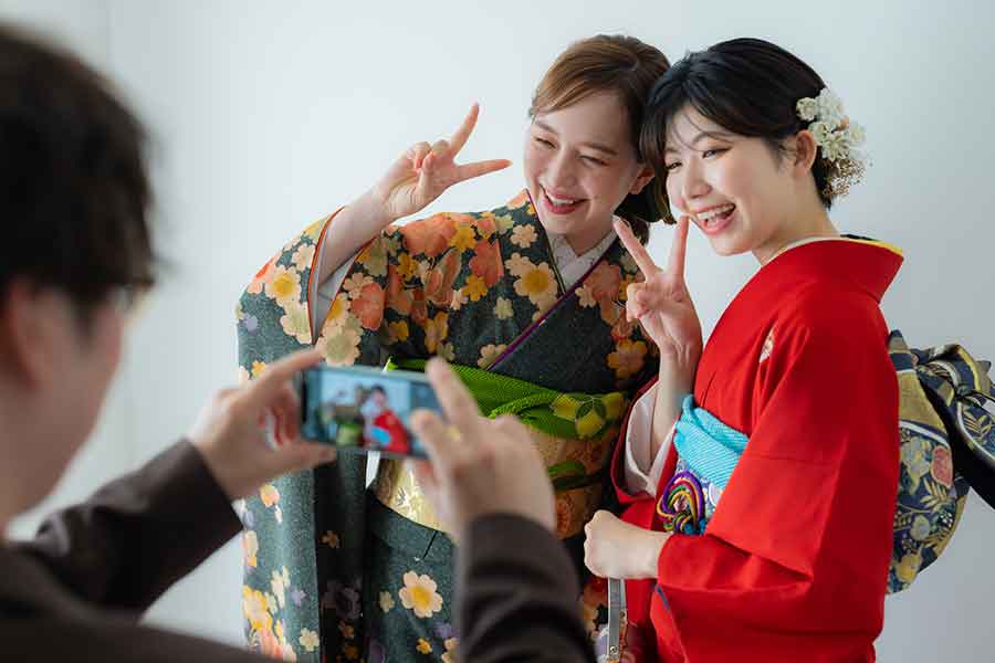 振袖姿を美しく撮影するには、ポーズにもひと工夫（写真はイメージ）【写真：PIXTA】