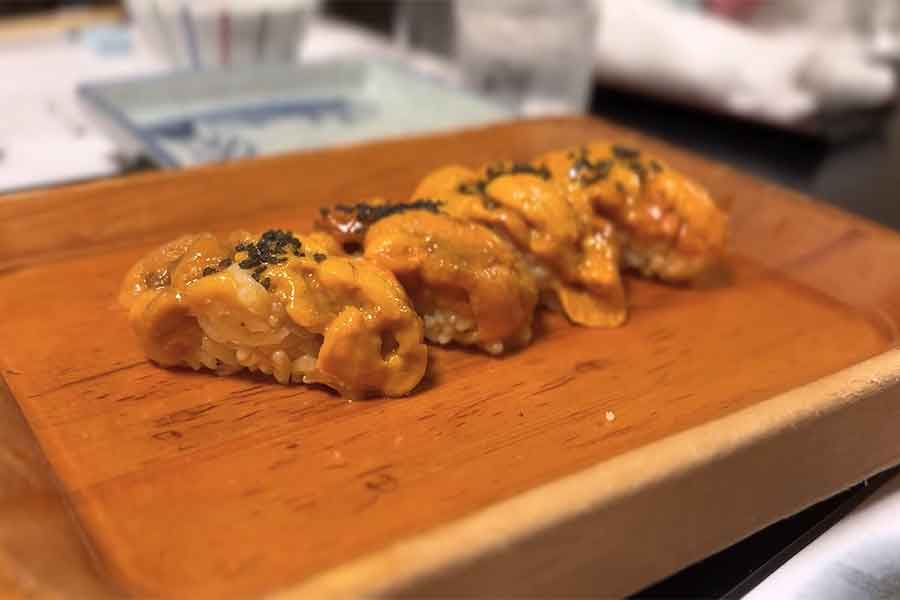 日本のウニが大好物に。酒田市の寿司店で食べたウニの寿司（スクリーンショット）
