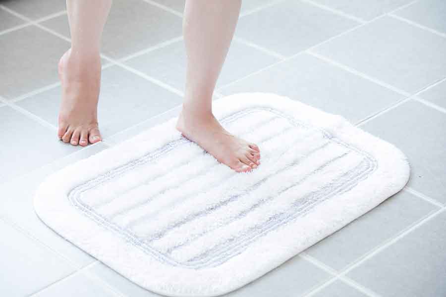 脱衣所に濡れたまま戻るのはNG（写真はイメージ）【写真：PIXTA】