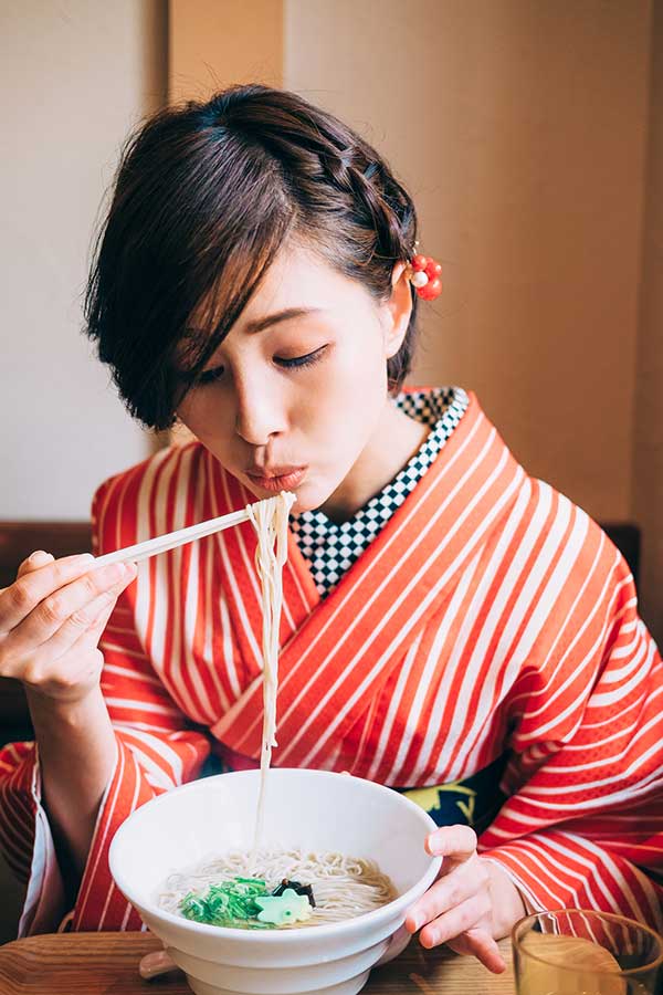 少し冷ましてから食べるだけでも鼻粘膜への刺激が減り、神経の興奮を和らげることができる（写真はイメージ）【写真：PIXTA】