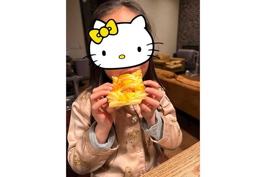 手作りアップルパイを食べる藤本さんの娘さん(スクリーンショット)