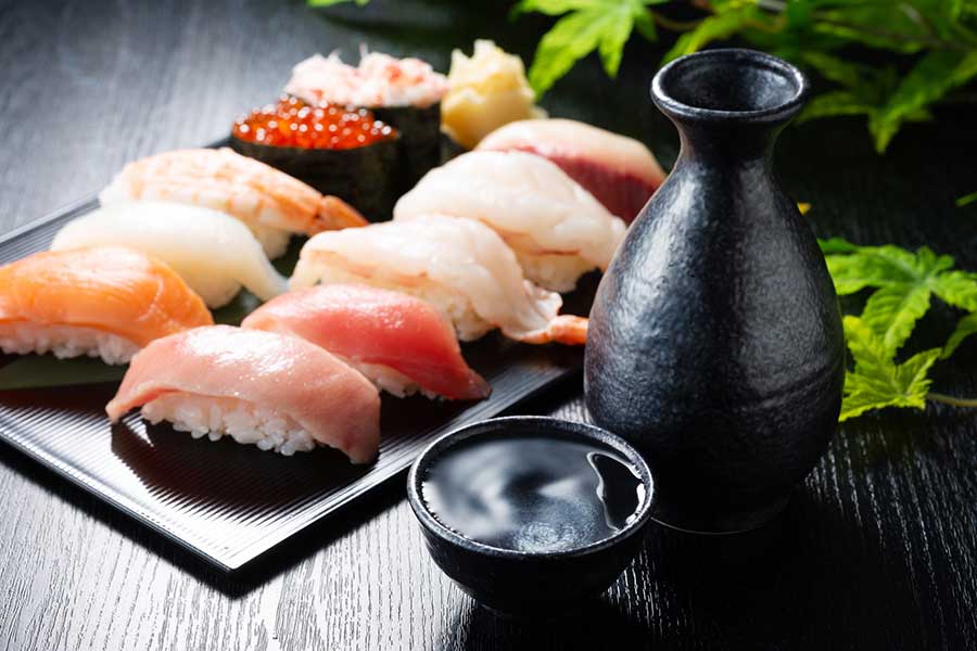 日本では、寿司と飲み物を一緒に楽しんでも、母国よりはるかに安く済むそう（写真はイメージ）【写真：PIXTA】