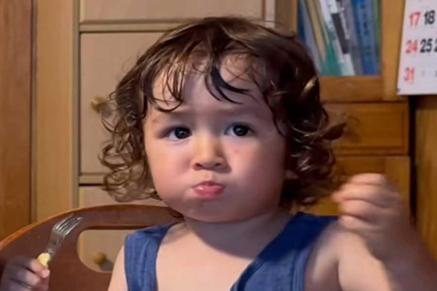 おじいちゃんが作ってくれた料理を堪能するソノくん（スクリーンショット）