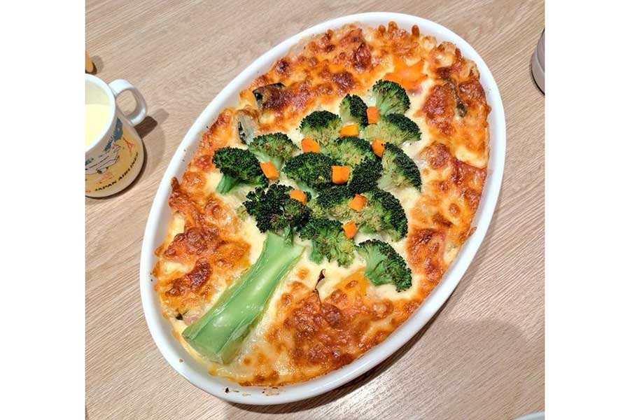 結婚9周年記念で購入したグラタン皿を使用し作った、クリスマスツリーグラタン【写真提供：でら（十勝で子育てどうでしょう）（@aerolitkurofune）さん】