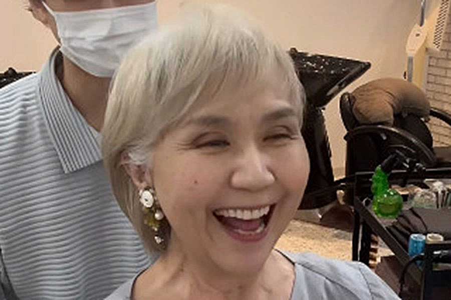 仕上がりに満面の笑みを浮かべる女性（スクリーンショット）