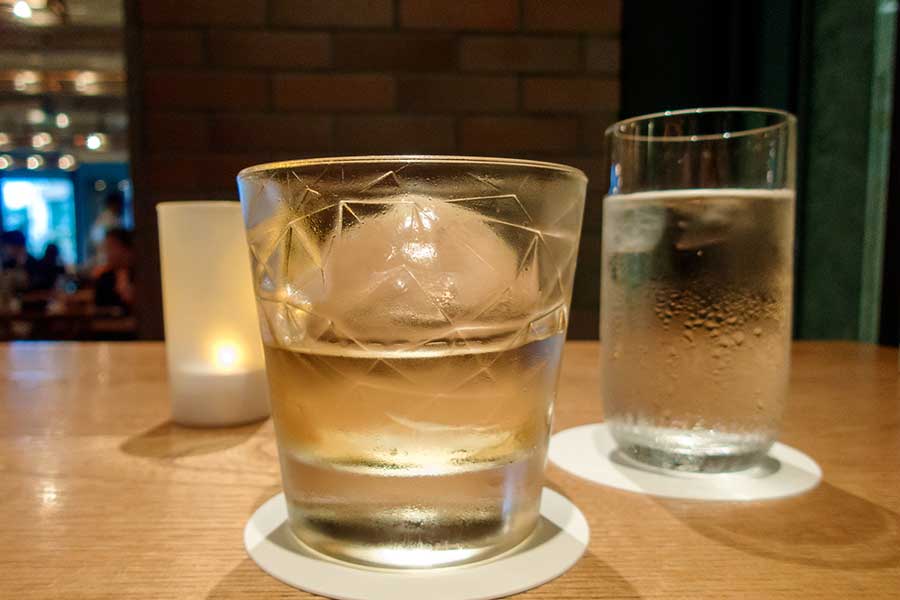 お酒1杯に対し1杯の水を飲むと◎（写真はイメージ）【写真：PIXTA】