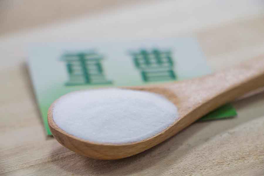 掃除機をかけたあとに重曹をまき放置。再び掃除機をかければOK（写真はイメージ）【写真：PIXTA】