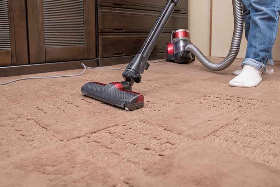 カーペットの掃除は掃除機だけだと、臭いが気になりがち（写真はイメージ）【写真：PIXTA】