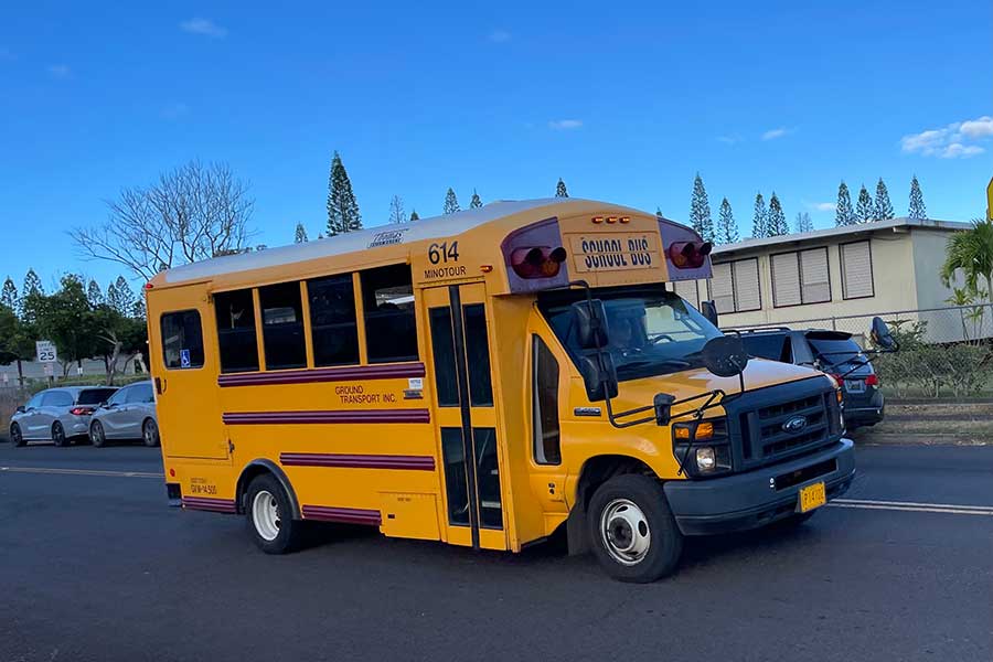 防犯上、10歳以下の子供が1人で通学することは禁止されているので、共働き家庭はスクールバスを利用【写真：iknow】