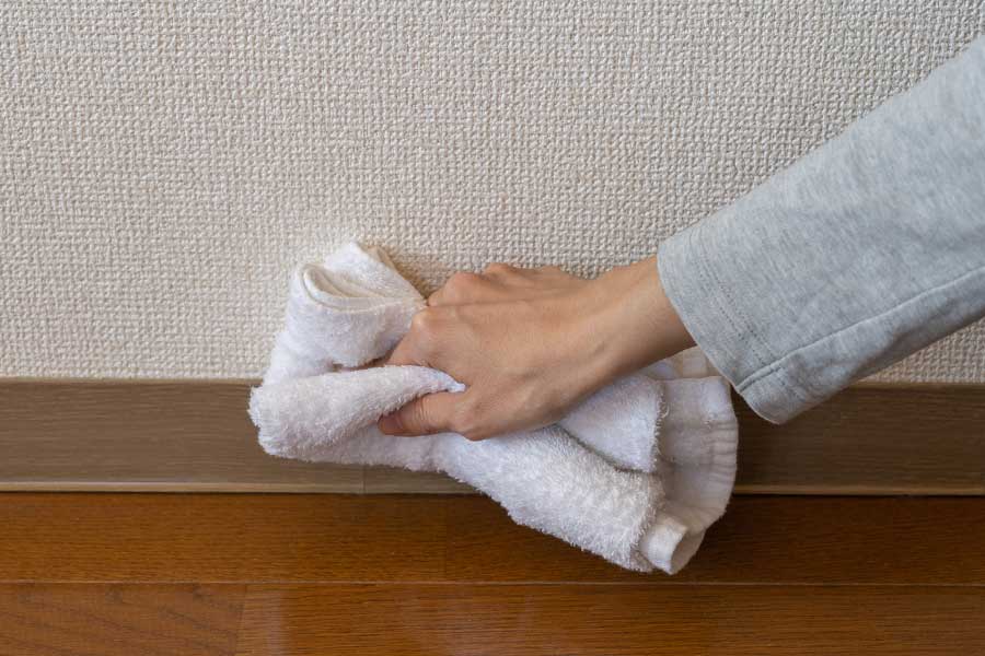 巾木の掃除は、雑巾で軽く拭くだけでは不十分（写真はイメージ）【写真：PIXTA】