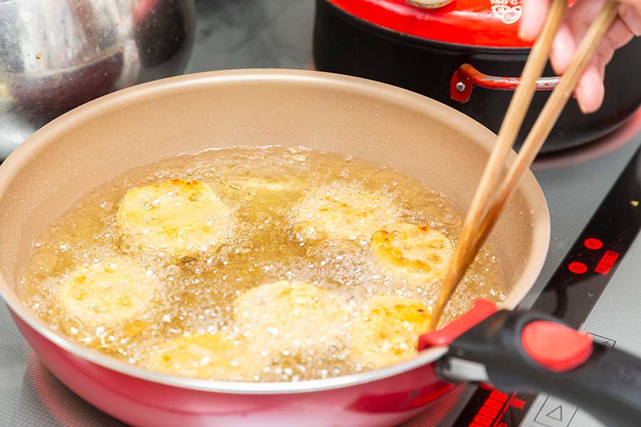 防ぐことが難しい油はねの汚れ。どう掃除するのが正解？（写真はイメージ）【写真：PIXTA】