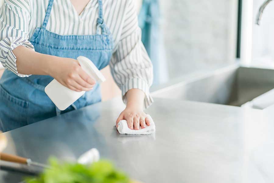 お客様を迎えることも増えるシーズン。キッチン掃除で注意すべき場所とは（写真はイメージ）【写真：PIXTA】