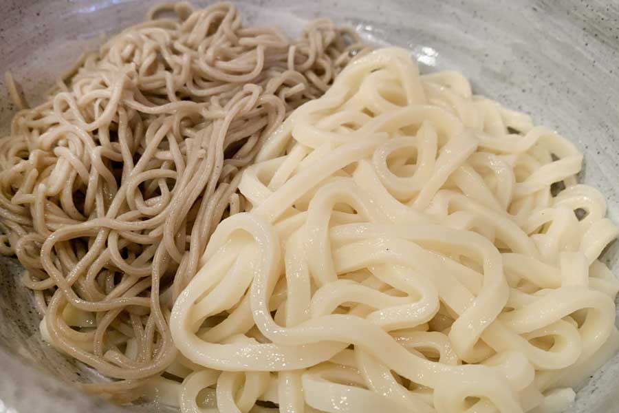 そば（左）とうどん【写真：写真AC】