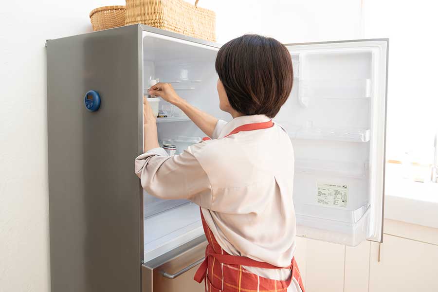 冷蔵庫掃除は中だけになりがち。裏面もしっかりと掃除するにはどうすればいい？（写真はイメージ）【写真：PIXTA】