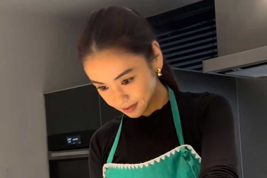 クリスマスディナーを作る滝沢眞規子さん(スクリーンショット)