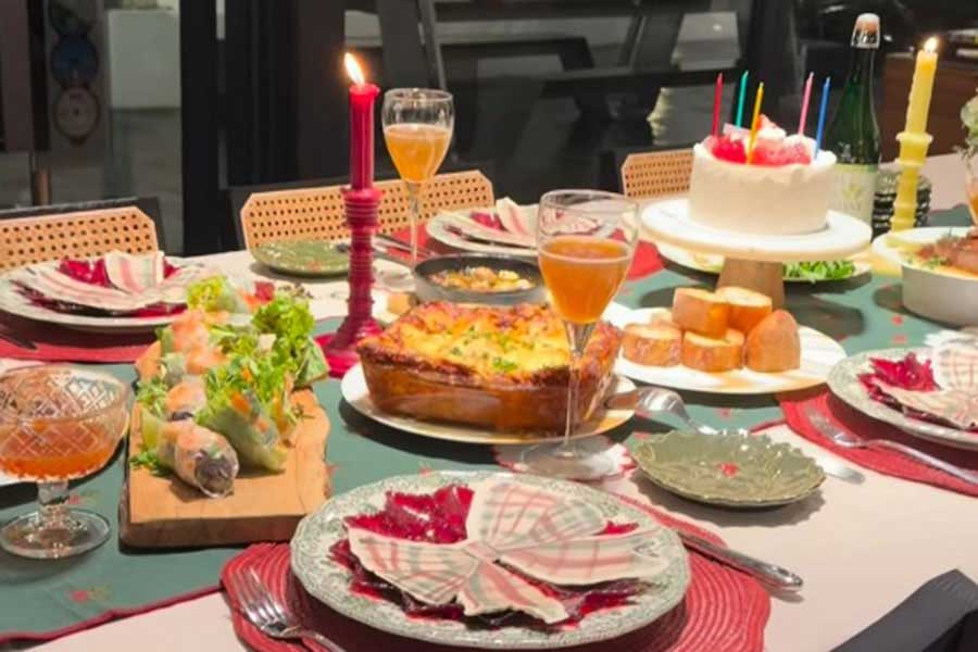 デコレーションケーキやラザニアなど、食卓に並んだゴージャスな料理（スクリーンショット）