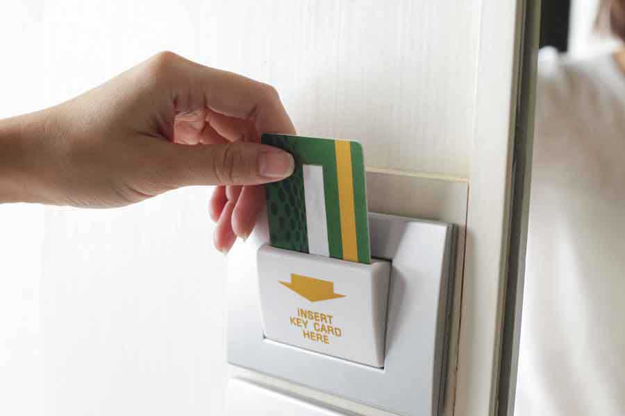 カードキーホルダーにルームキー以外のカードが忘れられていることも（写真はイメージ）【写真：PIXTA】