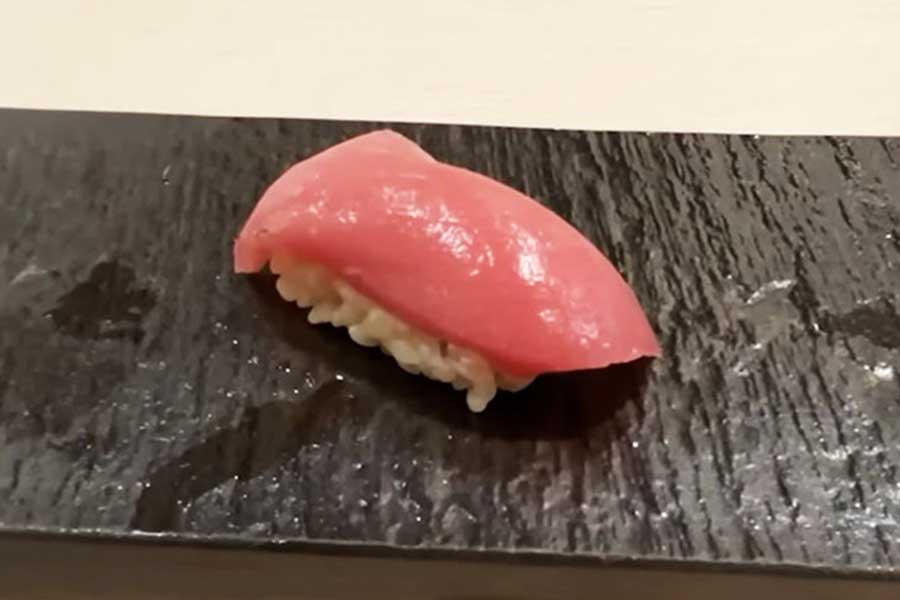 日本の寿司店で食べた中トロの握りに感動（スクリーンショット）