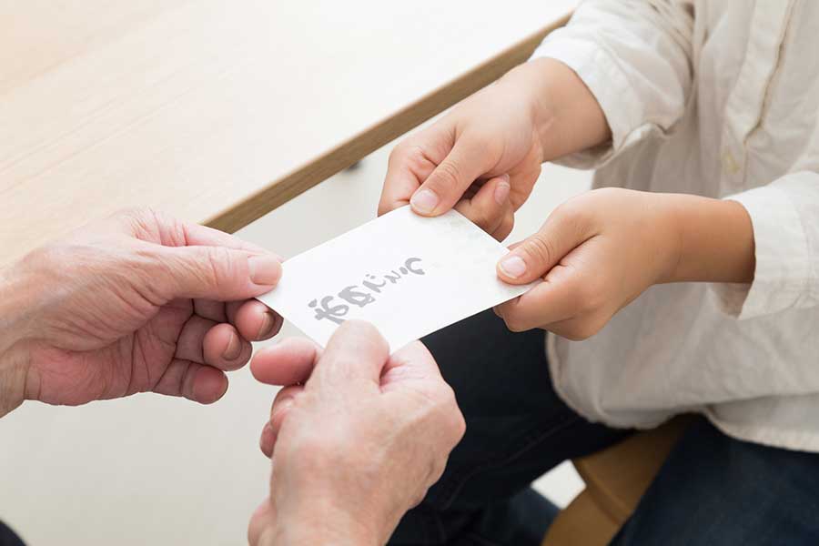 お年玉のルールが違う夫と、どう折り合いをつければいい？（写真はイメージ）【写真：PIXTA】