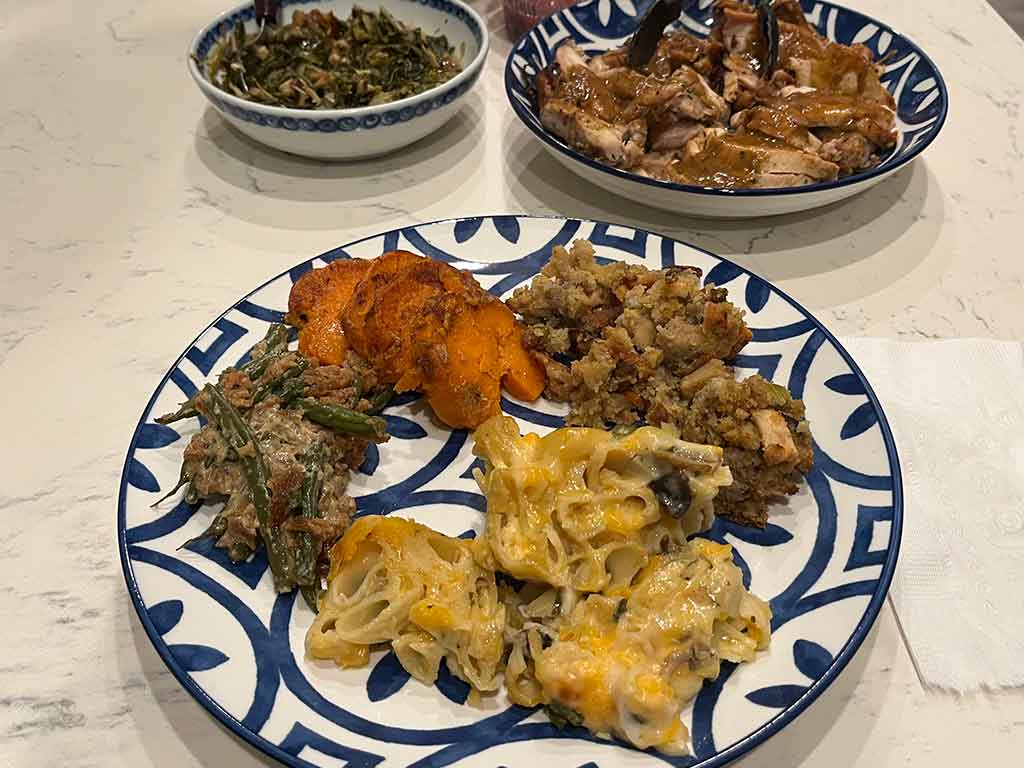 ホストマザーがサンクスギビングデーに作った料理。ターキーなどがずらり【写真：Yo】