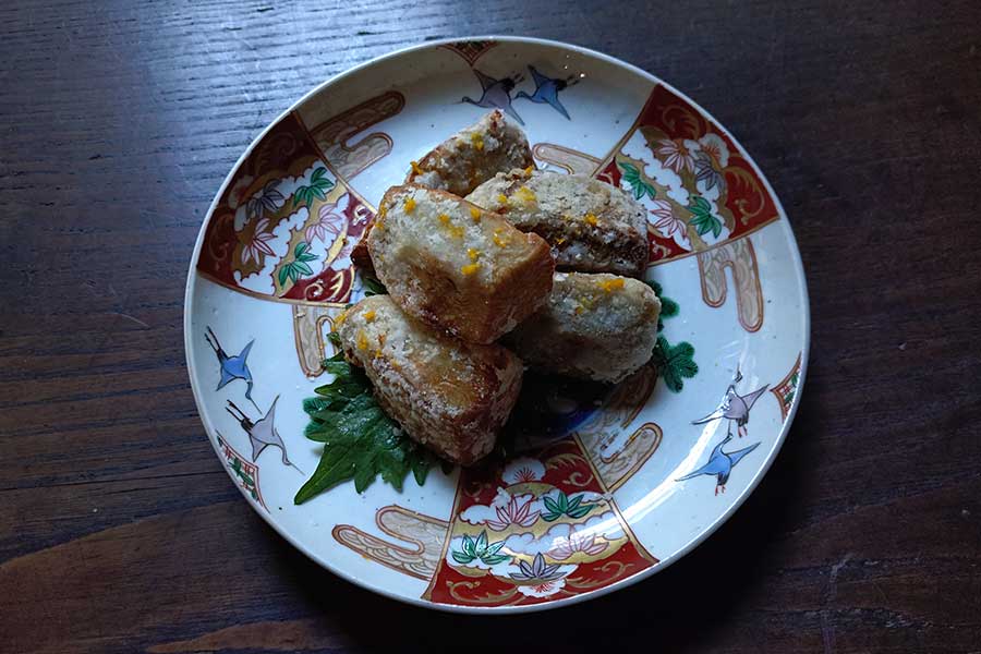 海老芋にユズをかけた一皿【写真提供：観山堂】