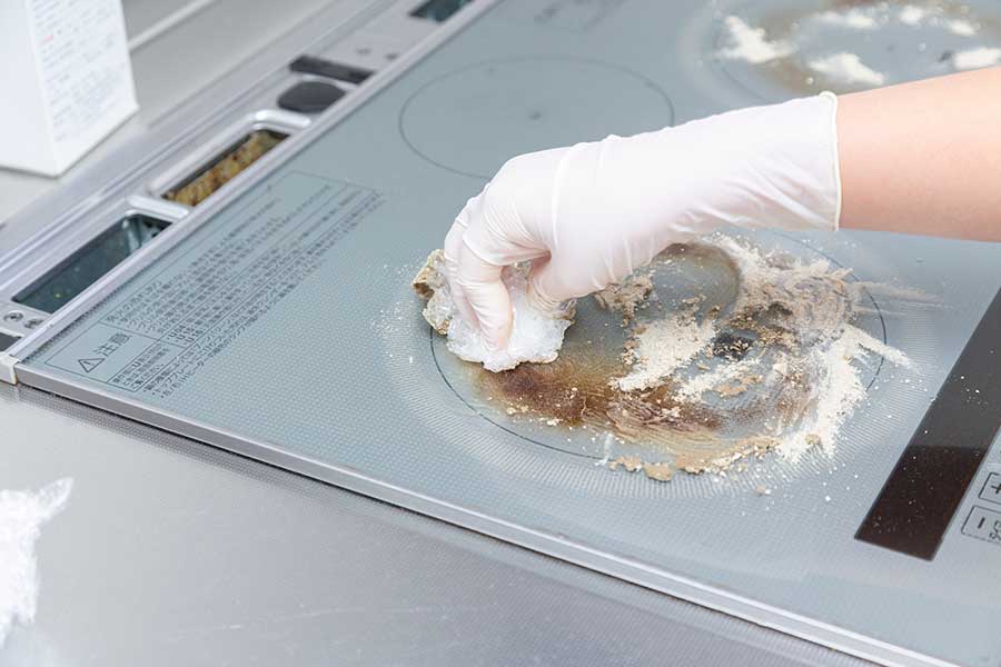 ラップをくしゃくしゃにしてこする掃除方法。NGポイントは？（写真はイメージ）【写真：PIXTA】