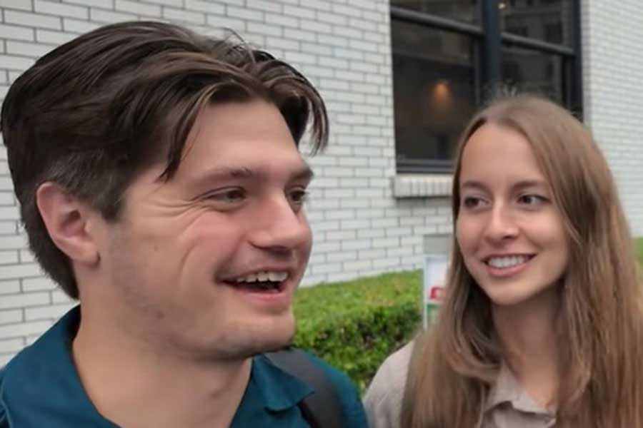 初めての新幹線に期待を寄せる、（左から）スペンサーさんとアレックスさん（スクリーンショット）