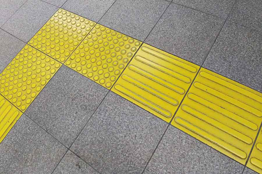 駅の中で見つけた点字ブロックに感激（写真はイメージ）【写真：写真AC】