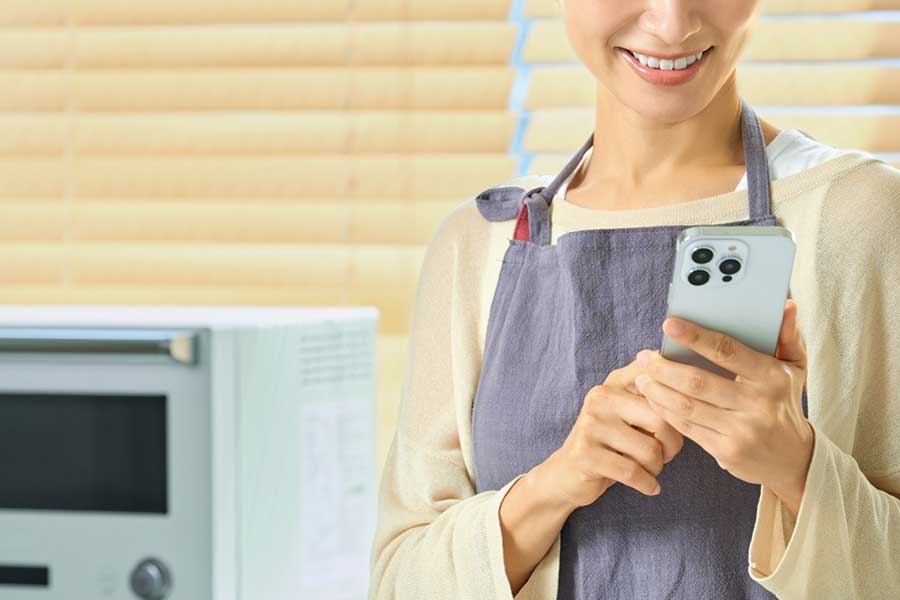 スマホを調理中に触ると、画面に付着している菌が手につくことも（写真はイメージ）【写真：写真AC】