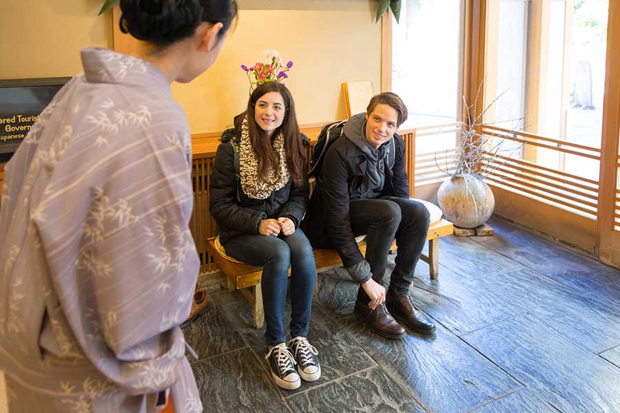 お辞儀で静かにあいさつする日本人に心地良さを実感（写真はイメージ）【写真：写真AC】