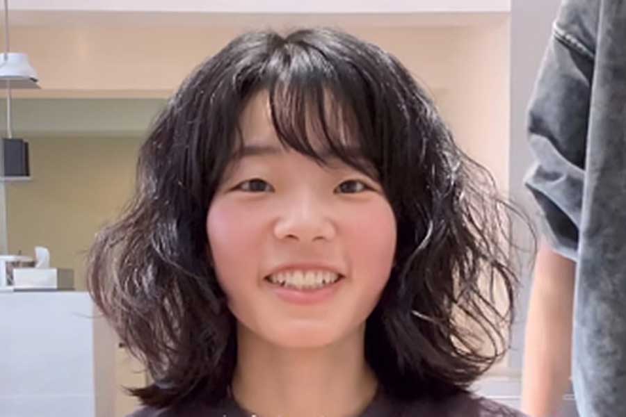 多毛と癖毛で広がってしまう髪がコンプレックスの女性（スクリーンショット）