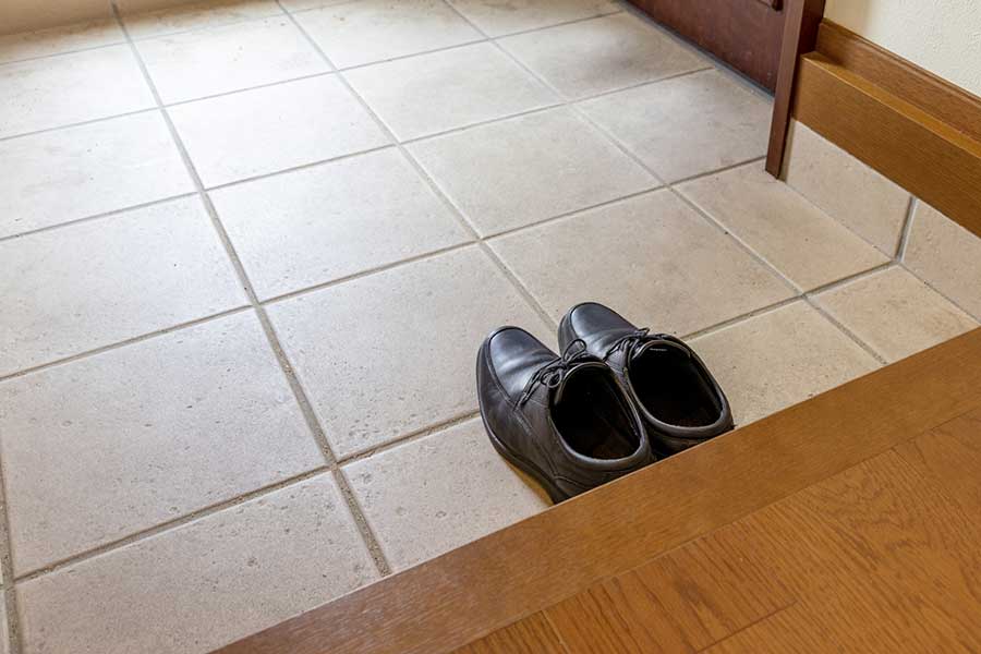 家に入るときは靴を脱ぐ（写真はイメージ）【写真：写真AC】