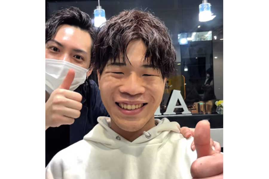 すっきりした仕上がりに大満足の男性（スクリーンショット）