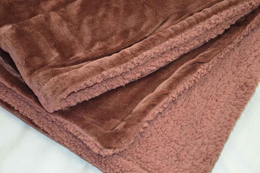 毛布は急なトラブル時、防寒具にもなる（写真はイメージ）【写真：写真AC】