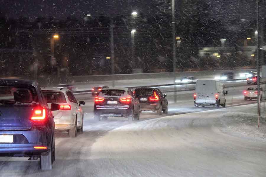 雪道やアイスバーンでの運転には十分な注意が必要（写真はイメージ）【写真：写真AC】