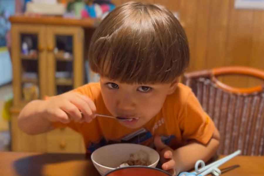 納豆ごはんに夢中になるリノくん（スクリーンショット）