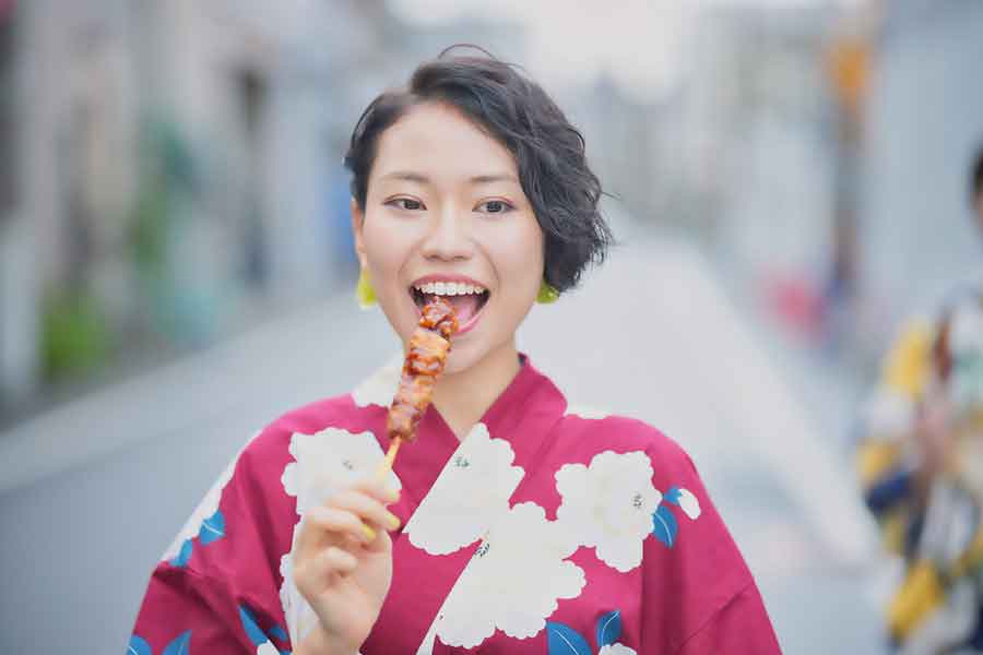 歩きながら食べ物を食べている人をあまり見かけないとびっくり（写真はイメージ）【写真：写真AC】