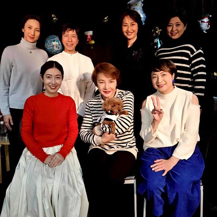 元タカラジェンヌがずらり！　前列左から、大鳥れいさん、麻路さきさん、えまおゆうさん。後列左から、朝澄けいさん、秋園美緒さん、立樹遥さん、大樹慎さん【写真提供：麻路さき】