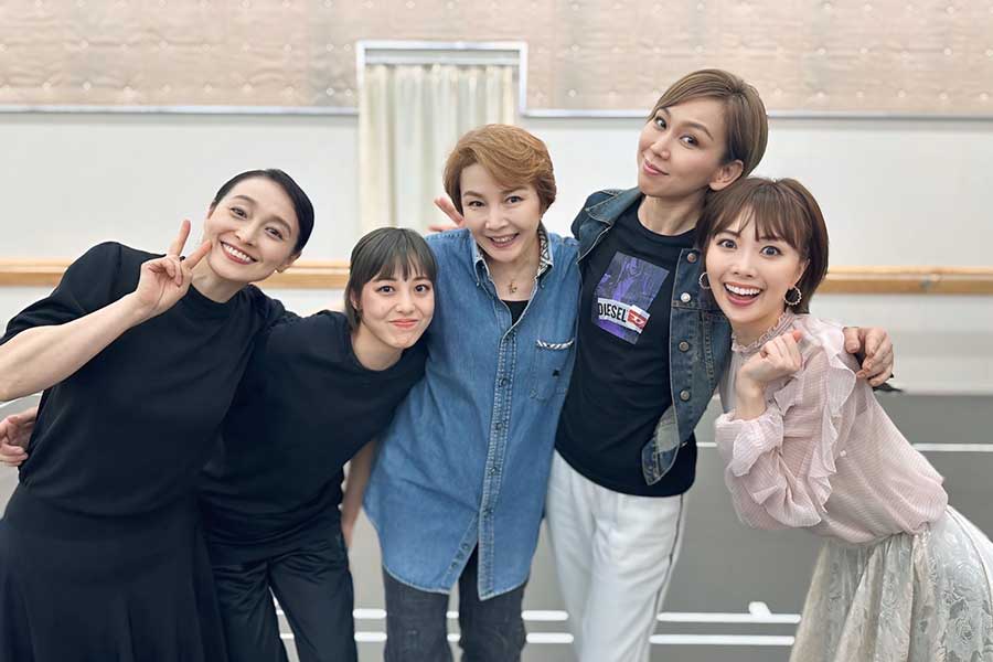 元星組メンバーたち。左から、月影瞳さん、湊璃飛さん、麻路さきさん、湖月わたるさん、妃海風さん【写真提供：麻路さき】