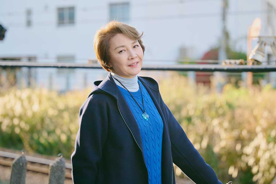 凛とした立ち姿が素敵な麻路さきさん【写真：山田隼平】