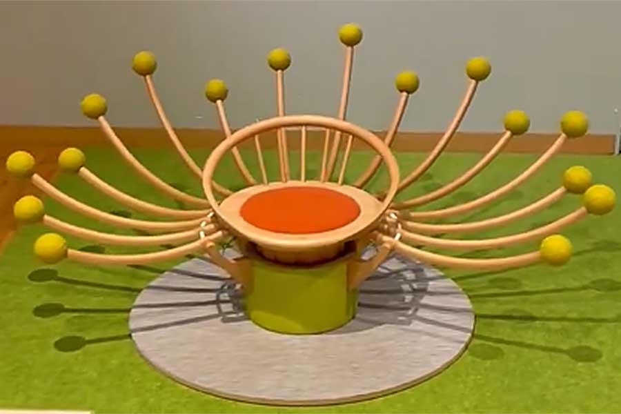 誰も座っていないと、開いた状態の「おやゆび姫の椅子」（スクリーンショット）