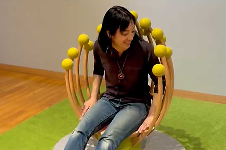 椅子に座ると花弁が閉じておやゆび姫の世界に（スクリーンショット）